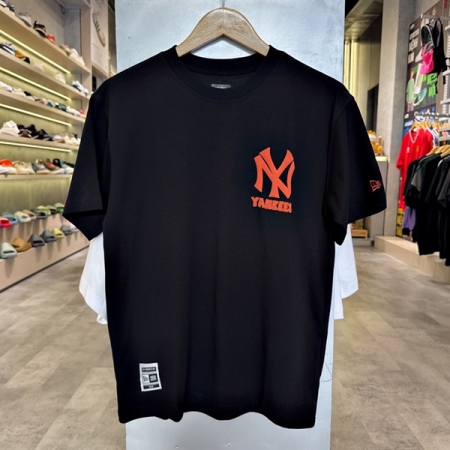 ÁO THUN THỜI TRANG NEW ERA UNISEX - ĐEN CHỮ CAM “13558692”