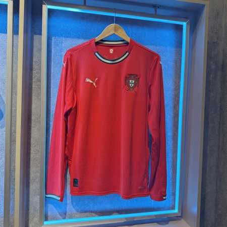 ÁO BÓNG ĐÁ PUMA ĐTQG BỒ ĐÀO NHA TAY DÀI 2025 BẢN FAN - MÀU ĐỎ